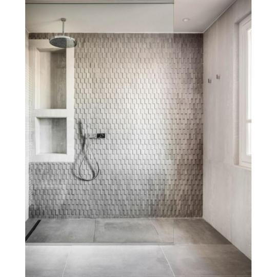 wellness zuhanyzo termeszetes erezetes koburkolat greslap jarolap padlolap padloburkolat kohatasu szurke minimal rusztikus elegans mediterran konyha nappali.jpg